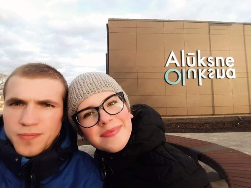 Mūsu mīlestības stāsts sākās neilgi pēc 14.februāra, 2019.gadā, sniegotā ziemas dienā Alūksnē.Jau pirmajā satikšanās reizē sapratām,ka esam satikušies tieši laikā. Esam atraduši vissiltākās mājas, kurās sildīties pie silta kamīna, katru vakaru baudām siltu piparmētru tēju, vasarās dodamies ar velosipēdiem vērot Alūksnes ezera burvīgos saulrietus un sasildam viens otru ar mīļiem vārdiem. Baltās sniegotās dienās dodamies uz Mežiniekiem izkustināt kājas slēpojot. Tā nu Alūksne ir kļuvusi par mūsu mīlestības salu, kurā veidojam un turpinām sava mīlestības stāsta turpinājumu.Mūsu mīlestība turpina ziedēt!MĒS MĪLAM VIENS OTRU UN MĪLAM Alūksni!
Autors: 8. Rita un Maksims