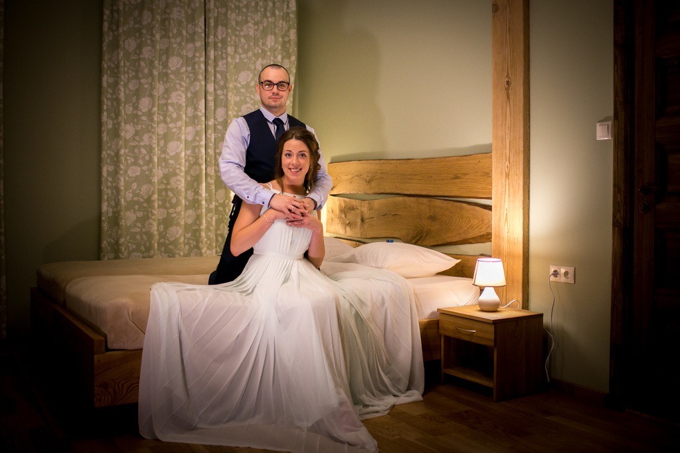 Dalos tieši ar šo bildi,jo, tā ir mana mīļākā no mūsu kāzām. Lai gan parasti ir grūti izšķirties starp bildēm, bet kautkā šī man iedveš citas sajūtas. Šī bilde man ļoti rezonējās ar spēku un maigumu. Attiecībās ļoti svarīgi ir just stipru aizmuguri, stipru atbalstu, stipru mīlestību, un prieku jebkurā situācijā, bet tai pašā laikā pretī tam visam ir jābūt maigumam, trauslumam, rūpēm un saticībai. Galvenais ir arī, skatīties un doties vienā virzienā. Līdzvērtīgas vēlmes. Skatoties uz šo bildi, es apzinos to,ka, mūsu dzīvē,un mūsu ģimenē mēs viens otram esam stipra aizmugure, atbalsts, mīlestība, maigums, un par visu vairāk - viens skats un vēlmes uz dzīvi. Novēlu ikvienam atrast savu stipro aizmuguri, īstu un neviltotu mīlestību, prieku un visu kas nāk tam līdz.
Autors: 7. Monta un Arnis Ģēģeri