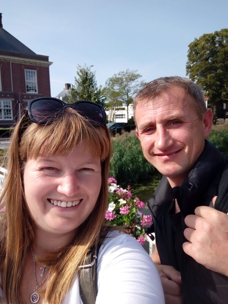 Mēs pirmo reizi satikāmies Holandē. Mēnesi sazvanijāmies mesendzerī, un es devos uz Holandi. Mīlestības ceļi ir tik neizdibināmi, nekad nezini, kur mīlestība Tevi aizvedīs. Esam kopā tikai 5 mēnešus, bet sajūtas, kā būtu pazīstami ļoti sen. Šajos mēnešos izbaudījām tik skaistus mirkļus, vizinājāmies ar riteņiem smukas vietas, atklājam mīļāko krodziņu ar garšīgāko kokosriekstu kokteili. Mums pilsētā Alphen an der Rijn ir savas mīļākās satikšanās vietas. Interesanti, ka abi esam no Alūksnes, un abiem dzimšanas diena ir vienā datumā. Šovasar varēsim svinēt kopā dzimšanas dienas.
Autors: 5. Gunta un Edgars