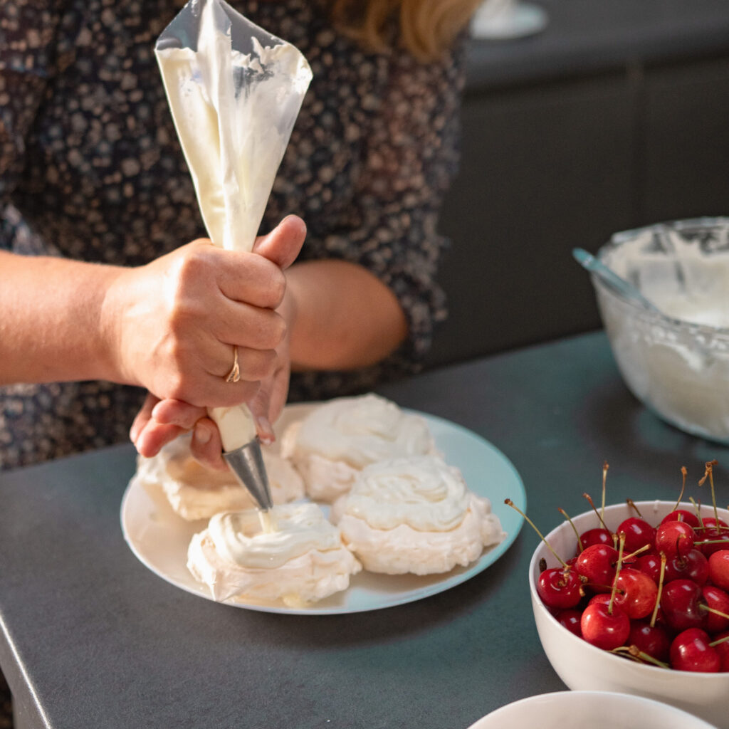 Autors: SALDĀS KŪKAS un sāļās pankūkas būs baudāmas Judītes un Ivetas mājas kafejnīcā. Te gaidāms “Garšu spiets”, “Mākoņkūka” un citi našķi. Dienvidu iela 18, Jaunlaicene.
