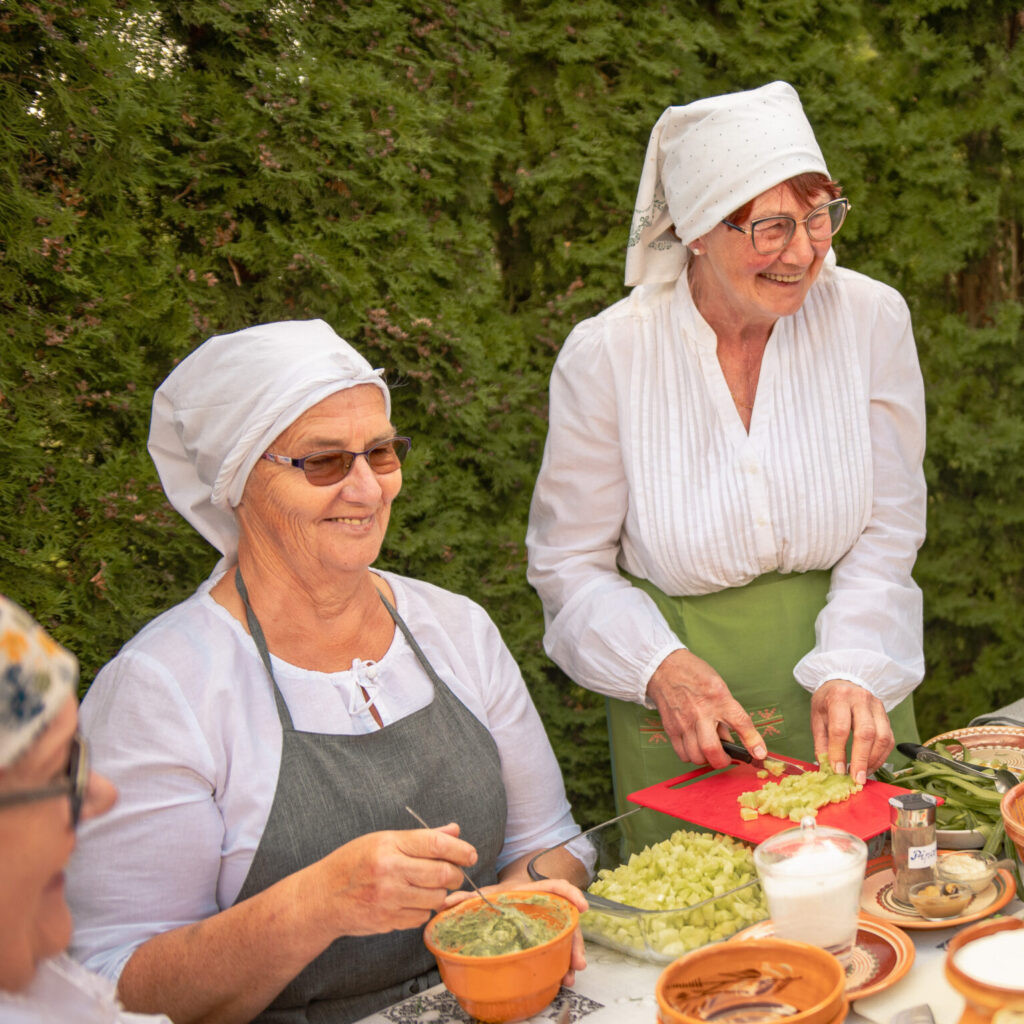 Autors: SPRIGANĀS MEITENES. “Spirglī maitiski” apvieno sevī malēnisko kultūru gan ēdienā, gan nosaukumā. Maltīti gatavo sešas īstenas malēnietes, un piedāvātie ēdieni ir tradicionāli, bet ar lokālo eksotiskumu, piemēram, – aukstā zupa ar grauzdētiem riekstiem. “Ezerrozes”, Jaunlaicene.