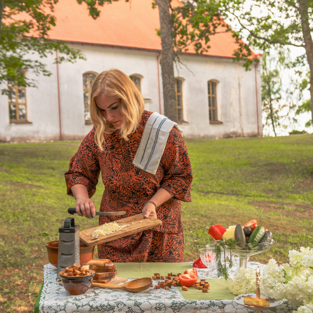 Autors: “TUVĀK DEBESĪM” ir mājas kafejnīca, ko rīko Latvijas augstākā dievnama – Opekalna – evaņģēliski luteriskās baznīcas draudze. Mājas kafejnīcas dienā galdā cels draudzes iecienīto plātsmaizi, bez kuras nav iedomājama neviena draudzes ļaužu kopā sanākšana, un citus našķus. Apekalns, Jaunlaicenes pagasts.