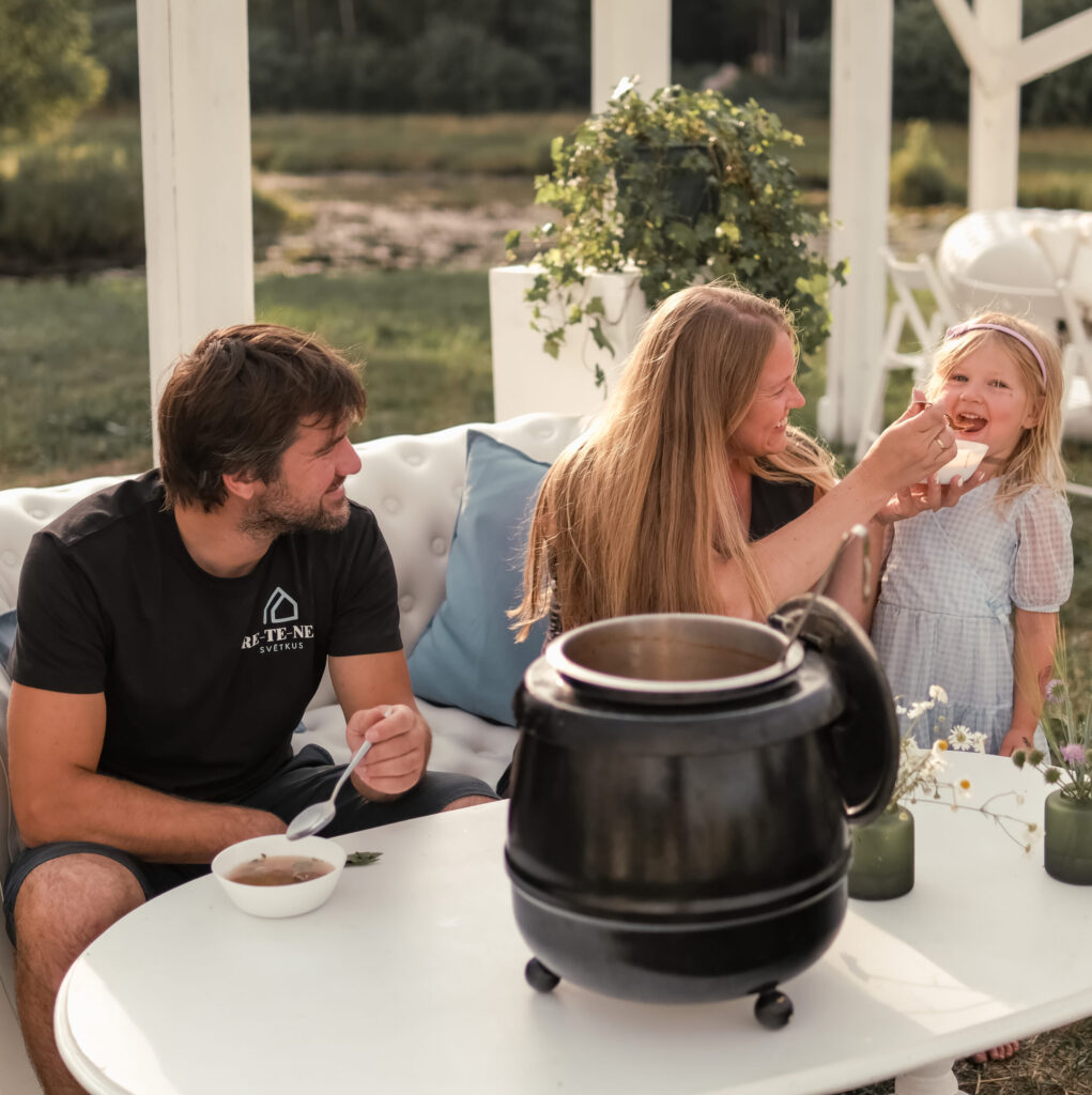 Autors: “RETENES” ir skaista vieta meža un Vaidavas upes ielokā. Šoreiz saimnieki aicina vietas atmosfēru izbaudīt ar garšas kārpiņām. Te varēs baudīt, piemēram, gaileņu zupu un desertā – ruleti ar ogām. Māriņkalns, Ziemera pagasts.