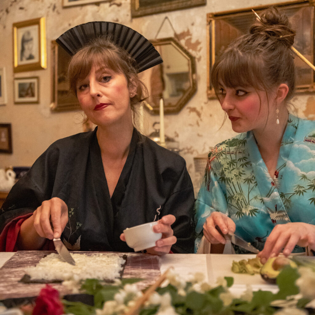 Autors: ZIEMERU muižas dzīves nesteidzīgumu un māksliniecisko gaisotni izbaudīt palīdz muižas virtuves garšas. Šogad garšu buķetei pievienoti uzlecošās saules zemes motīvi, piemēram, suši un japāņu siera kūka. Ziemeru muiža, Ziemera pagasts.